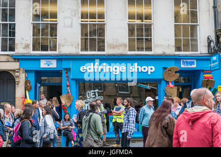 Edimburgo, Scozia, Regno Unito - 4 Agosto 2014: i membri del pubblico sul Royal Mile di Edimburgo Foto Stock