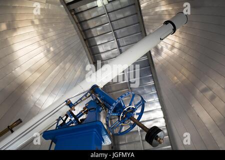 20 pollici di diametro telescopio rifrattore da Warner e Swasey, soprannominato Rachel, originariamente installato al Chabot Osservatorio nel 1914 e ora utilizzato al Chabot spazio e Science Center, un museo della scienza e un osservatorio di Oakland, California, 15 giugno 2017. Foto Stock