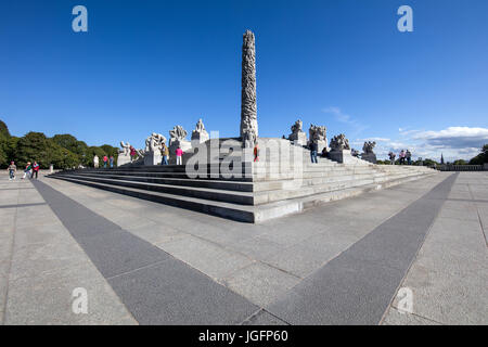 Monumento Monolitten presso il Parco Frogner. Frogner Park è il parco più grande di Oslo e ha la più grande collezione di rose in Norvegia. Il parco è molto popolare in estate volte tra i locali e i turisti. Foto Stock