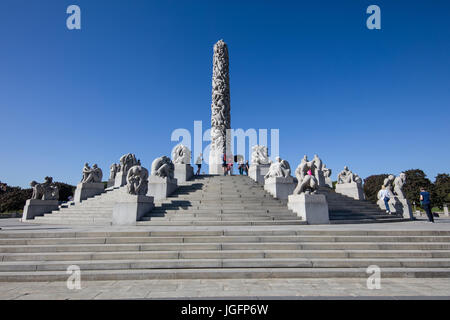 Monumento Monolitten presso il Parco Frogner. Frogner Park è il parco più grande di Oslo e ha la più grande collezione di rose in Norvegia. Il parco è molto popolare in estate volte tra i locali e i turisti. Foto Stock