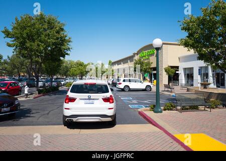 Un SUV BMW tira fino al Whole Foods Market negozio di alimentari a San Ramon, California, 21 giugno 2017. Nel giugno del 2017, Amazon.com ha annunciato che avrebbe acquisito il grande catena di negozi di generi alimentari. Foto Stock