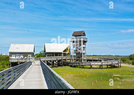 In Louisiana, Jefferson parrocchia, Grand Isle State Park, torre di osservazione si affaccia sul molo di pesca, i bambini sulla gita Foto Stock