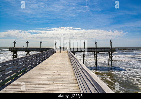 In Louisiana, Jefferson parrocchia, Grand Isle State Park, la pesca del molo, surf Foto Stock