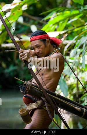 MENTAWAI persone, a ovest di Sumatra, SIBERUT ISOLA, Indonesia - 03 OKTOBER 2011: uomo hunter Mentawai tribù con arco e frecce nella giungla. Foto Stock