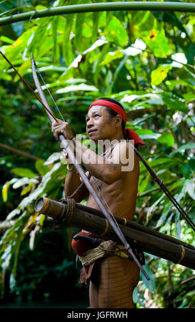 MENTAWAI persone, a ovest di Sumatra, SIBERUT ISOLA, Indonesia - 03 OKTOBER 2011: uomo hunter Mentawai tribù con arco e frecce nella giungla. Foto Stock