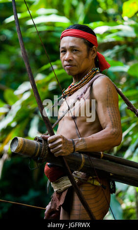 MENTAWAI persone, a ovest di Sumatra, SIBERUT ISOLA, Indonesia - 03 OKTOBER 2011: uomo hunter Mentawai tribù con arco e frecce nella giungla. Foto Stock