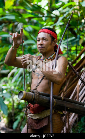 MENTAWAI persone, a ovest di Sumatra, SIBERUT ISOLA, Indonesia - 03 OKTOBER 2011: uomo hunter Mentawai tribù con arco e frecce nella giungla. Foto Stock