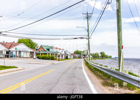 Batiscan, Canada - 29 Maggio 2017: Riverfront negozi e case nella piccola cittadina sul Chemin du Roy Foto Stock