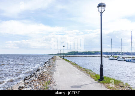 Portneuf, Canada - 29 Maggio 2017: barche sul porto di pier in Saint-Laurent o fiume San Lorenzo con lanterne Foto Stock