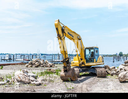 Bronx, Stati Uniti d'America - 11 Giugno 2017: City Island Harbour con barche e costruzione carrello Foto Stock