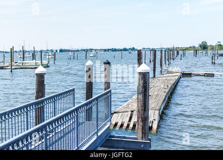 Bronx, Stati Uniti d'America - 11 Giugno 2017: City Island Harbour con barche e vecchi, decadendo pier Foto Stock