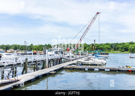 Bronx, Stati Uniti d'America - 11 Giugno 2017: City Island Harbour con barche e gru da cantiere Foto Stock