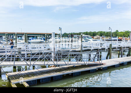 Bronx, Stati Uniti d'America - 11 Giugno 2017: City Island Harbour con barche e di riflessione Foto Stock