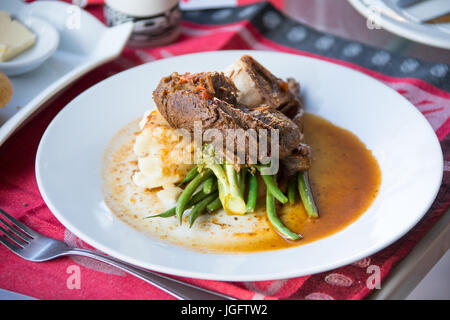 Elk gambo in salmone N' Bannock nativo Bistro alimentare, Fairfield piste, Vancouver, Canada Foto Stock