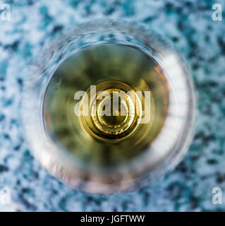 Macro closeup di amaretto, rum, o borbone bere in vetro Foto Stock
