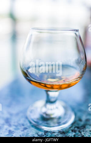 Macro closeup di amaretto, rum, o borbone bere in vetro Foto Stock