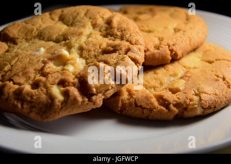 Tre i cookie su una piastra bianca Foto Stock