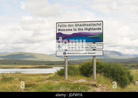 Highlands scozzesi - Benvenuti al segno delle Highlands in inglese e in gaelico scozzese Foto Stock