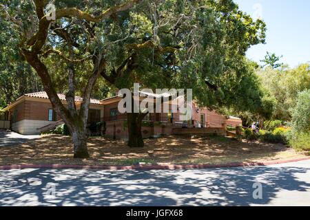 Facciata del centro visita di Filoli, conservato il country house, giardino formale e station wagon azionato dalla National Trust per la conservazione storica di Woodside, California, 23 giugno 2017. Foto Stock