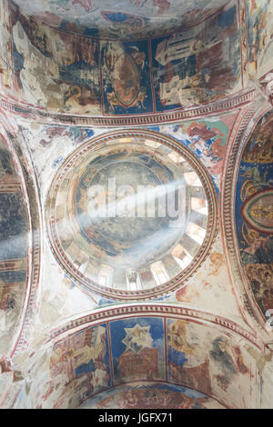 Murale del Cristo Pantocrator sulla cupola centrale nella cattedrale della Natività della Vergine, Monastero di Gelati, Kutaisi, Imereti provincia (Mkhare), Georgia Foto Stock