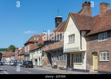 La vecchia chiesa Hall e il negozio di dolci, High Street, West Wycombe, Buckinghamshire, Inghilterra, Regno Unito Foto Stock