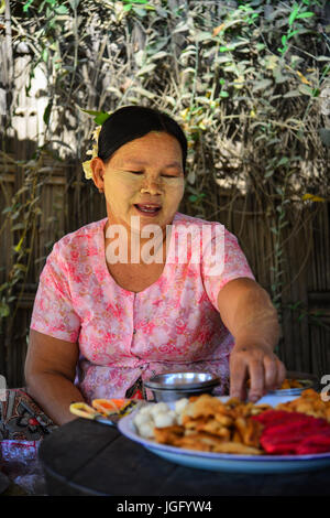 Yangon, Myanmar - Febbraio 5, 2017. Una donna che vende prodotti alimentari al quartiere degli affari di Yangon, Myanmar. Yangon è il paese principale centro per il commercio e industria Foto Stock