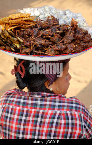 Yangon, Myanmar - Feb 18, 2017. Una donna che vende prodotti alimentari al quartiere degli affari di Yangon, Myanmar. Yangon è il paese principale centro per il commercio e industria Foto Stock