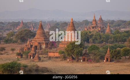 Vista aerea di templi buddisti a sunrise di Bagan, Myanmar. Bagan è uno del mondo più grandi siti archeologici, una vista al rivale di Machu Picchu o Foto Stock