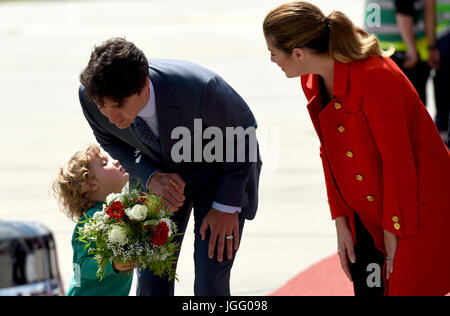 Amburgo, Germania. 6 Luglio, 2017. Canada il Primo Ministro Justin Trudeau (c), la sua moglie Sophie Gregoire (r) e il loro figlio più giovane Hadrien (l) arrivano all'aeroporto di Amburgo, Germania, 6 luglio 2017. Il Vertice del G20 dei capi di Stato e di governo si svolge il 7 e 8 luglio 2017 ad Amburgo. Foto: Bernd Von Jutrczenka/dpa/Alamy Live News Foto Stock