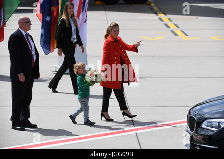 Amburgo, Germania. 6 Luglio, 2017. La moglie del Canada è il primo ministro Trudeau, Sophie Gregoire (r) e il loro figlio più giovane Hadrien (c) arrivano all'aeroporto di Amburgo, Germania, 6 luglio 2017. Il Vertice del G20 dei capi di Stato e di governo si svolge il 7 e 8 luglio 2017 ad Amburgo. Foto: Bernd Von Jutrczenka/dpa/Alamy Live News Foto Stock