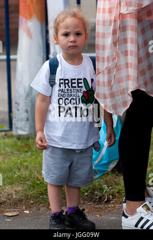 Shenstone, Staffordshire, Regno Unito. 6 Luglio, 2017. Tre-anno-vecchio Theo Moran da Birmingham assiste la protesta. Nel secondo anniversario di Israele la brutale aggressione a Gaza nel luglio 2014 in cui 2.200 palestinesi sono stati uccisi, compresi più di 550 bambini, gli attivisti da tutto il Regno Unito viaggiare a Elbit la fabbrica di Shenstone, Lichfield in Staffordshire per un non-violenta picket ad esigere che il Regno Unito si ferma armare Israele e che Elbit la fabbrica cessa la loro produzione di morte fuchi. Credito: Graham M. Lawrence/Alamy Live News Foto Stock