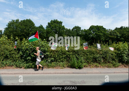 Shenstone, Staffordshire, Regno Unito. 6 Luglio, 2017. Nel secondo anniversario di Israele la brutale aggressione a Gaza nel luglio 2014 in cui 2.200 palestinesi sono stati uccisi, compresi più di 550 bambini, gli attivisti da tutto il Regno Unito viaggiare a Elbit la fabbrica di Shenstone, Lichfield in Staffordshire per un non-violenta picket ad esigere che il Regno Unito si ferma armare Israele e che Elbit la fabbrica cessa la loro produzione di morte fuchi. Credito: Graham M. Lawrence/Alamy Live News Foto Stock