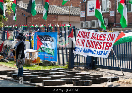 Shenstone, Staffordshire, Regno Unito. 6 Luglio, 2017. Nel secondo anniversario di Israele la brutale aggressione a Gaza nel luglio 2014 in cui 2.200 palestinesi sono stati uccisi, compresi più di 550 bambini, gli attivisti da tutto il Regno Unito viaggiare a Elbit la fabbrica di Shenstone, Lichfield in Staffordshire per un non-violenta picket ad esigere che il Regno Unito si ferma armare Israele e che Elbit la fabbrica cessa la loro produzione di morte fuchi. Credito: Graham M. Lawrence/Alamy Live News Foto Stock