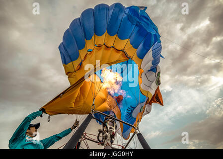 Igualada, Spagna. 6 Luglio, 2017. Equipaggio e volontari preparare un uccello conformato in mongolfiera ad aria calda per un primo volo al XXI European Balloon Festival. Il primo volo alla XXI edizione di Igualada quattro giorno European Balloon Festival, la più grande concentrazione, concorso e festival di mongolfiere in Spagna con oltre 50 team internazionali, sono in corso. Credito: Matthias Oesterle/Alamy Live News Foto Stock