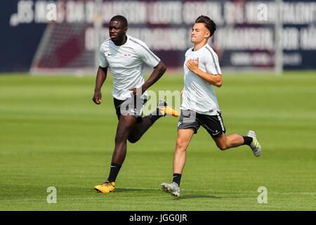 Leipzig, Germania. 6 Luglio, 2017. Dayot Upamecano (l) e Nicolas Kuehn della Bundesliga club di calcio RB Leipzig in azione durante la prima sessione di formazione presso la RB training center a Leipzig, Germania, 6 luglio 2017. Foto: Jan Woitas/dpa-Zentralbild/dpa/Alamy Live News Foto Stock