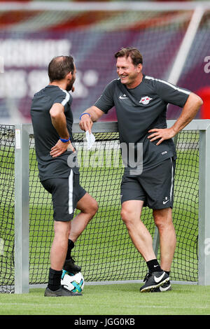 Leipzig, Germania. 6 Luglio, 2017. Coach Ralph Hasenhuettl (r) e lo psicologo Sascha lente della Bundesliga club di calcio RB Leipzig parlare durante la prima sessione di formazione presso la RB training center a Leipzig, Germania, 6 luglio 2017. Foto: Jan Woitas/dpa-Zentralbild/dpa/Alamy Live News Foto Stock