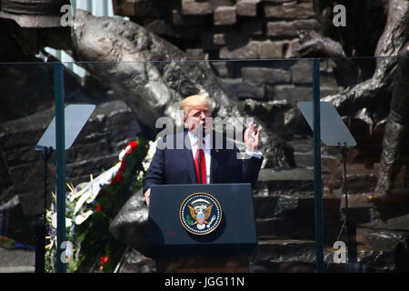 Varsavia, Polonia. 06 Luglio, 2017. Il presidente statunitense Trump affronta la questione del discorso inaugurale al pubblico a Varsavia. Egli è accompagnato dalla First Lady Melania Trump e il suo segretario Ivanka Trump e Jared Kushner. Il Presidente degli Stati Uniti si unisce alla Tre Mari Summit che avrà luogo a Varsavia prima di partire per il vertice del G20 (Germania). Credito: Jake Ratz/Alamy Live News Foto Stock