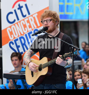 New York, Stati Uniti d'America. Il 6 luglio, 2017. Ed Sheeran esegue sul palcoscenico della NBC "oggi" al Rockefeller Plaza il 6 luglio 2017 in New York City. Credito: MediaPunch Inc/Alamy Live News Foto Stock