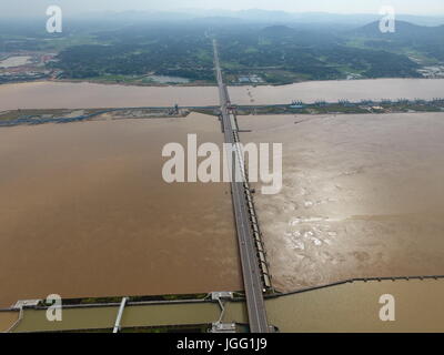 Changsha. 6 Luglio, 2017. Foto scattata il 6 luglio 2017 mostra scarica flood sul fiume Xiangjiang in Changsha, capitale della centrale provincia cinese di Hunan. Il livello delle acque del fiume Xiangjiang ha abbassato di 37.32 metri grazie alle favorevoli condizioni meteorologiche, ma è ancora 1,32 metri di altezza rispetto alla linea di allarme. Credito: lunga Hongtao/Xinhua/Alamy Live News Foto Stock