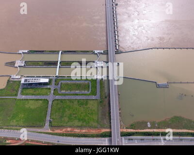 Changsha. 6 Luglio, 2017. Foto scattata il 6 luglio 2017 mostra una nave di chiusura della serratura del Fiume Xiangjiang in Changsha, capitale della centrale provincia cinese di Hunan. Il livello delle acque del fiume Xiangjiang ha abbassato di 37.32 metri grazie alle favorevoli condizioni meteorologiche, ma è ancora 1,32 metri di altezza rispetto alla linea di allarme. Credito: lunga Hongtao/Xinhua/Alamy Live News Foto Stock