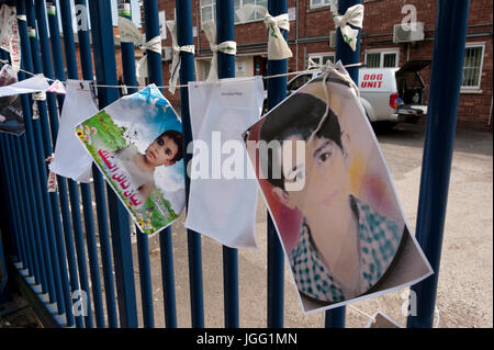 Shenstone, Staffordshire, Regno Unito. 6 Luglio, 2017. Foto di bambini palestinesi uccisi da fuchi israeliani sono fissate per il fuco ringhiere in fabbrica. Nel secondo anniversario di Israele la brutale aggressione a Gaza nel luglio 2014 in cui 2.200 palestinesi sono stati uccisi, compresi più di 550 bambini, gli attivisti da tutto il Regno Unito viaggiare a Elbit la fabbrica di Shenstone, Lichfield in Staffordshire per un non-violenta picket al di fuori della fabbrica cancelli per chiedere che il Regno Unito si ferma armare Israele. Credito: Graham M. Lawrence/Alamy Live News Foto Stock