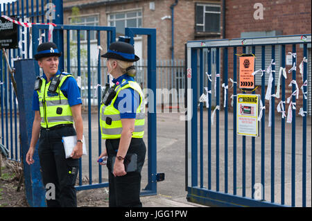 Shenstone, Staffordshire, Regno Unito. 6 Luglio, 2017. Gli ufficiali di polizia guarda il fuco factory gate. Nel secondo anniversario di Israele la brutale aggressione a Gaza nel luglio 2014 in cui 2.200 palestinesi sono stati uccisi, compresi più di 550 bambini, gli attivisti da tutto il Regno Unito viaggiare a Elbit la fabbrica di Shenstone, Lichfield in Staffordshire per un non-violenta picket al di fuori della fabbrica cancelli per chiedere che il Regno Unito si ferma armare Israele. Elbit la morte di fuchi sono utilizzati dalla difesa di Israele forza contro il popolo della Palestina. Credito: Graham M. Lawrence/Alamy Live News Foto Stock