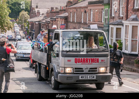 Woolton, Liverpool, Regno Unito. 6 luglio 2017. Una parata è stata tenuta in Woolton Liverpool oggi per contrassegnare il giorno 60 anni fa presso la chiesa di San Pietro sagra che ha portato John Lennon e Paul McCartney insieme per formare i Beatles. John Lennon's originale band i cavatori ha preso un giro attorno al villaggio su un autocarro locale e oggi i membri superstiti del gruppo ricreato l'unità con un originale camionista Dougie Chadwick al volante. Credito: John Davidson/Alamy Live News Foto Stock