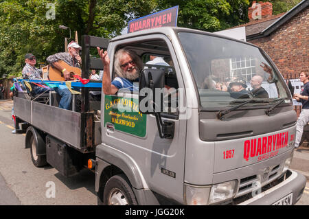 Woolton, Liverpool, Regno Unito. 6 luglio 2017. Una parata è stata tenuta in Woolton Liverpool oggi per contrassegnare il giorno 60 anni fa presso la chiesa di San Pietro sagra che ha portato John Lennon e Paul McCartney insieme per formare i Beatles. John Lennon's originale band i cavatori ha preso un giro attorno al villaggio su un autocarro locale e oggi i membri superstiti del gruppo ricreato l'unità con un originale camionista Dougie Chadwick al volante. Credito: John Davidson/Alamy Live News Foto Stock