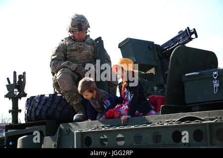 Varsavia, Polonia. 06 Luglio, 2017. Ministero della difesa contiene piquet con il polacco e forze armate USA. Cavallo Knight Rider visualizza formazione tradizionale mentre i bambini indagare sistemi d'arma a PGE Arena Nazionale. Credito: Madeleine Ratz/Alamy Live News Foto Stock