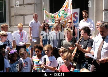 Londra, Regno Unito. Il 6 luglio, 2017. Steve Coogan si unisce a salvare la nostra campagna nelle scuole al di fuori di Downing street Credit: Londonphotos/Alamy Live News Foto Stock