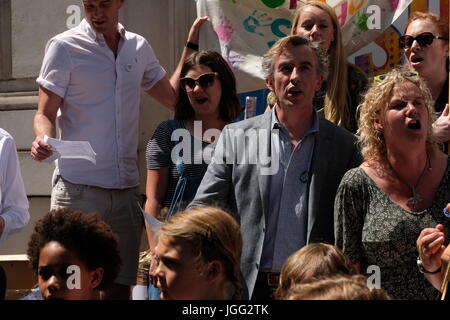 Londra, Regno Unito. Il 6 luglio, 2017. Steve Coogan si unisce a salvare la nostra campagna nelle scuole al di fuori di Downing street Credit: Londonphotos/Alamy Live News Foto Stock