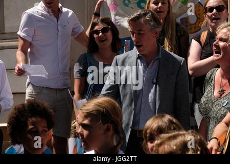 Londra, Regno Unito. Il 6 luglio, 2017. Steve Coogan si unisce a salvare la nostra campagna nelle scuole al di fuori di Downing street Credit: Londonphotos/Alamy Live News Foto Stock