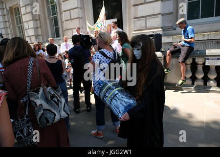 Londra, Regno Unito. Il 6 luglio, 2017. Steve Coogan si unisce a salvare la nostra campagna nelle scuole al di fuori di Downing street Credit: Londonphotos/Alamy Live News Foto Stock