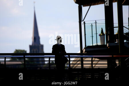 Londra, Regno Unito. Il 6 luglio, 2017. Wimbledon sommelier onorario sul balcone i campionati di Wimbledon 2017 All England Tennis Club, Wimbledon, Londra, Inghilterra 06 luglio 2017 Credit: Allstar Picture Library/Alamy Live News Foto Stock